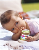 Baby mit Glas, Foto: HiPP